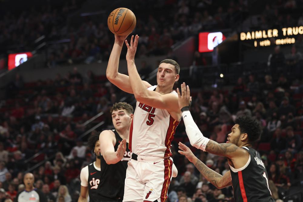 高举奖杯庆 高举奖杯庆